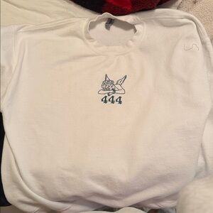 White angle numbers crew neck